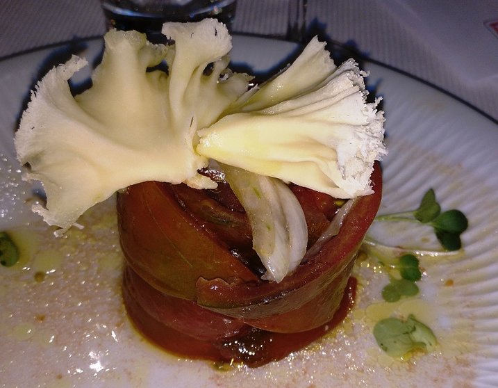 ensalada de tomate de Aranjuez con Tête de Moine AOP