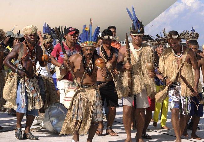 Índios sobem em marquise do Congresso em protesto pelas demarcações de terras.
